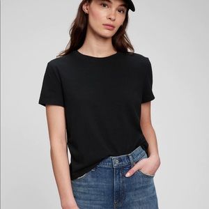 Gap shrunken tee barely worn